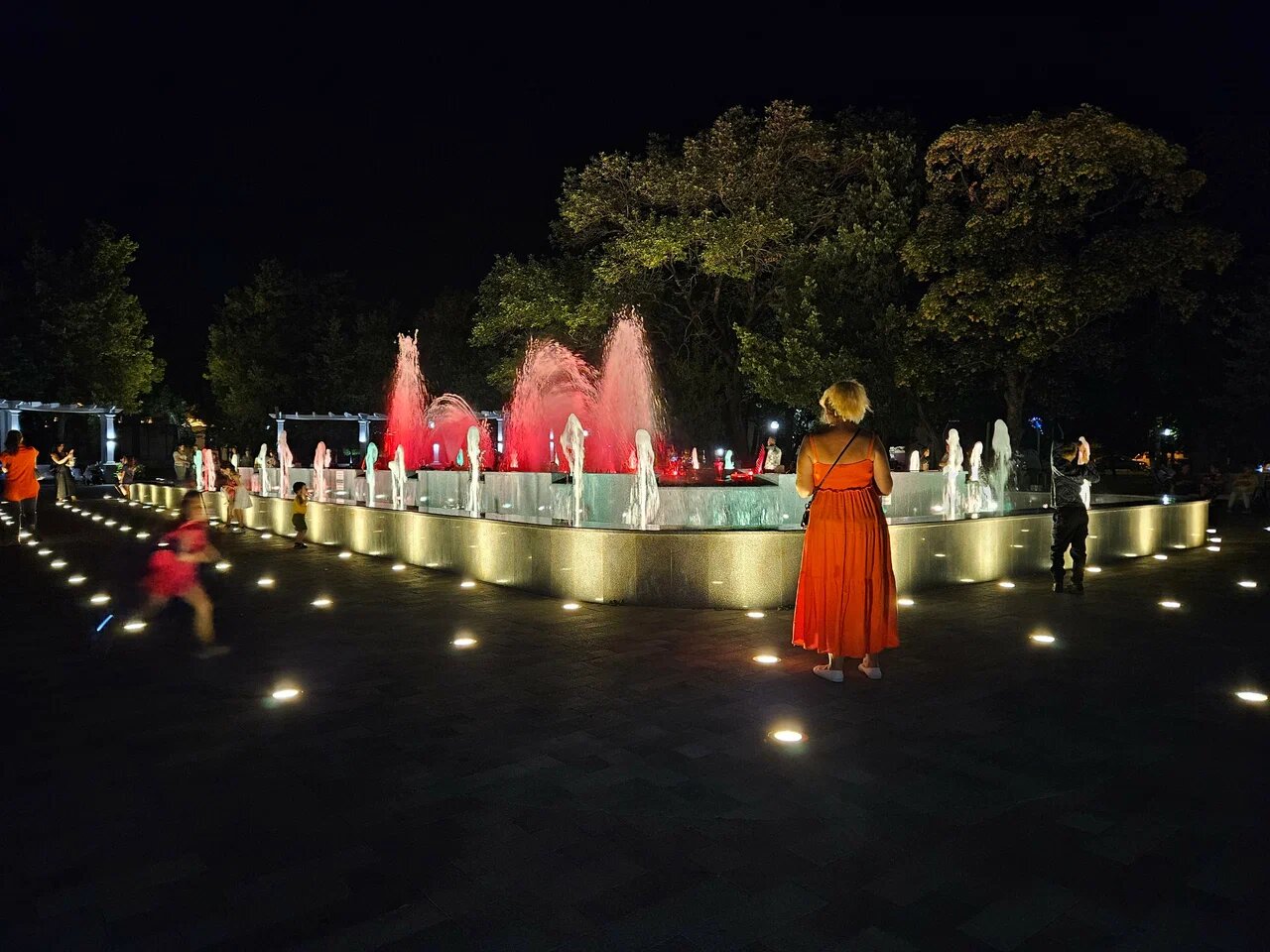 Светомузыкальный фонтан расположен в монолитном бассейне с отделкой из редкого и красивого гранита.