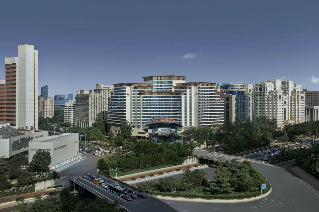 «Дунсышитяо» расположен на границе между историческими кварталами и современным Пекином.