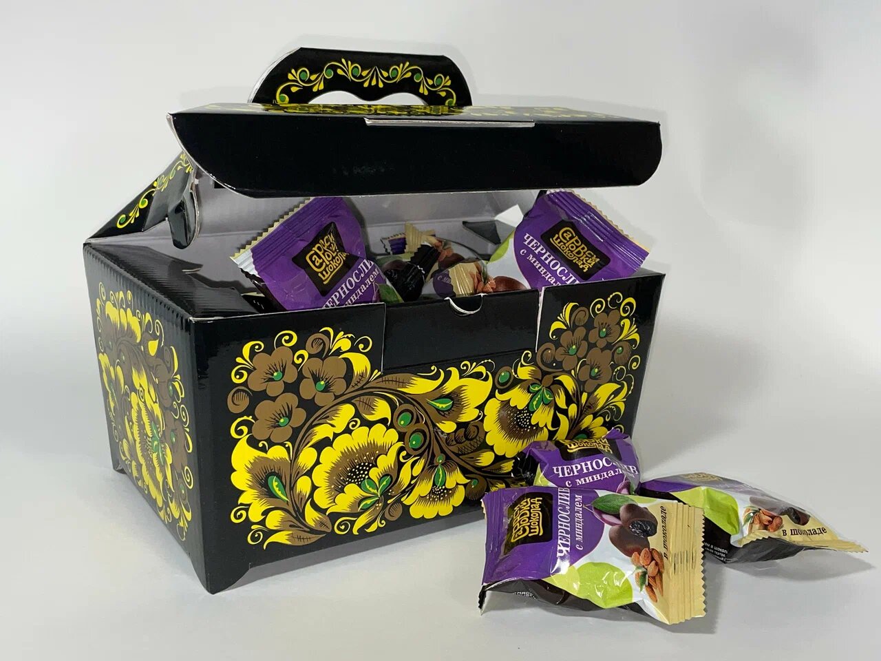 У «Саровского шоколада» также есть подарочные сундучки с конфетами.