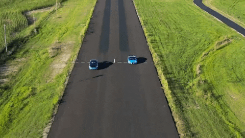 Bugatti Chiron и самый быстрый электрокар Tesla сравнили на прямой