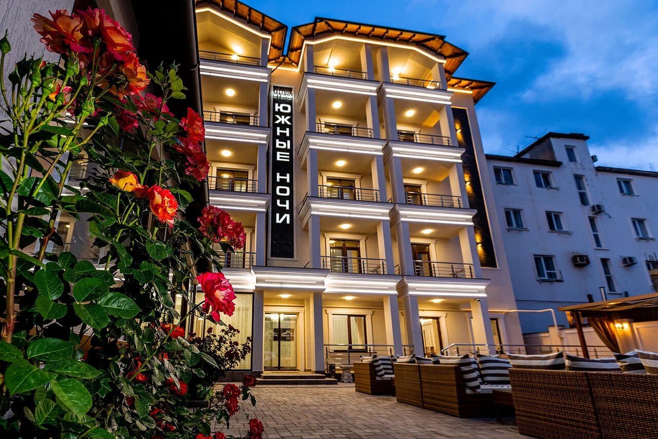 У «Южных ночей» благоустроенная территория, можно сидеть вечерами на свежем воздухе.