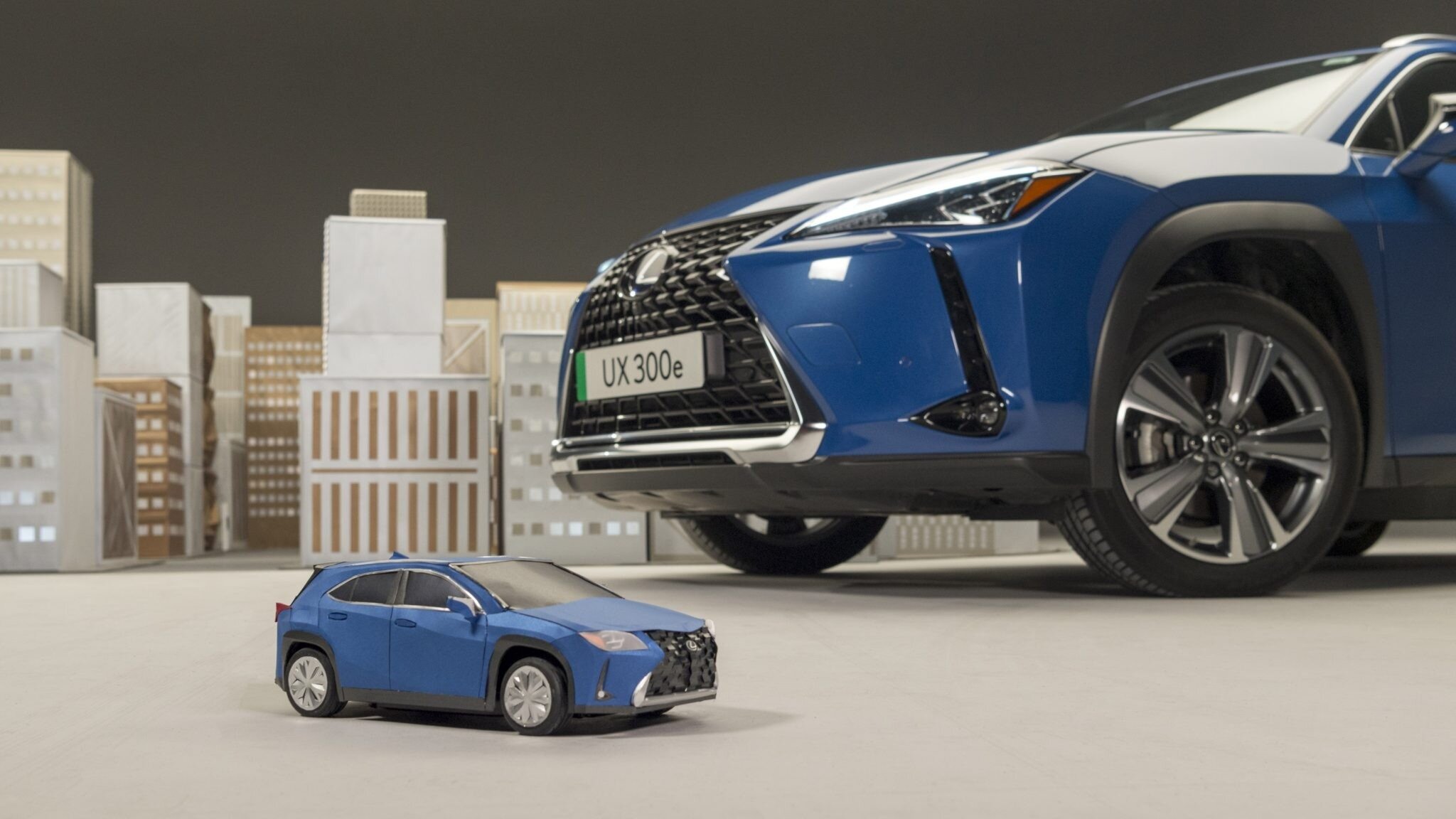 Шотландская художница создала из бумаги модель Lexus UX. И изумительный игрушечный город