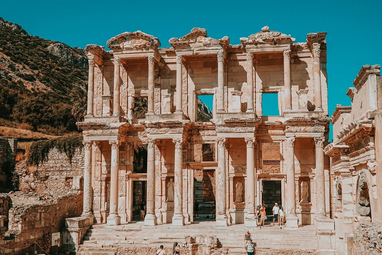 Сохранившиеся
руины Эфеса позволяют представить историю города со
времён Древней Греции и Римской империи до эпохи
распространения христианства.