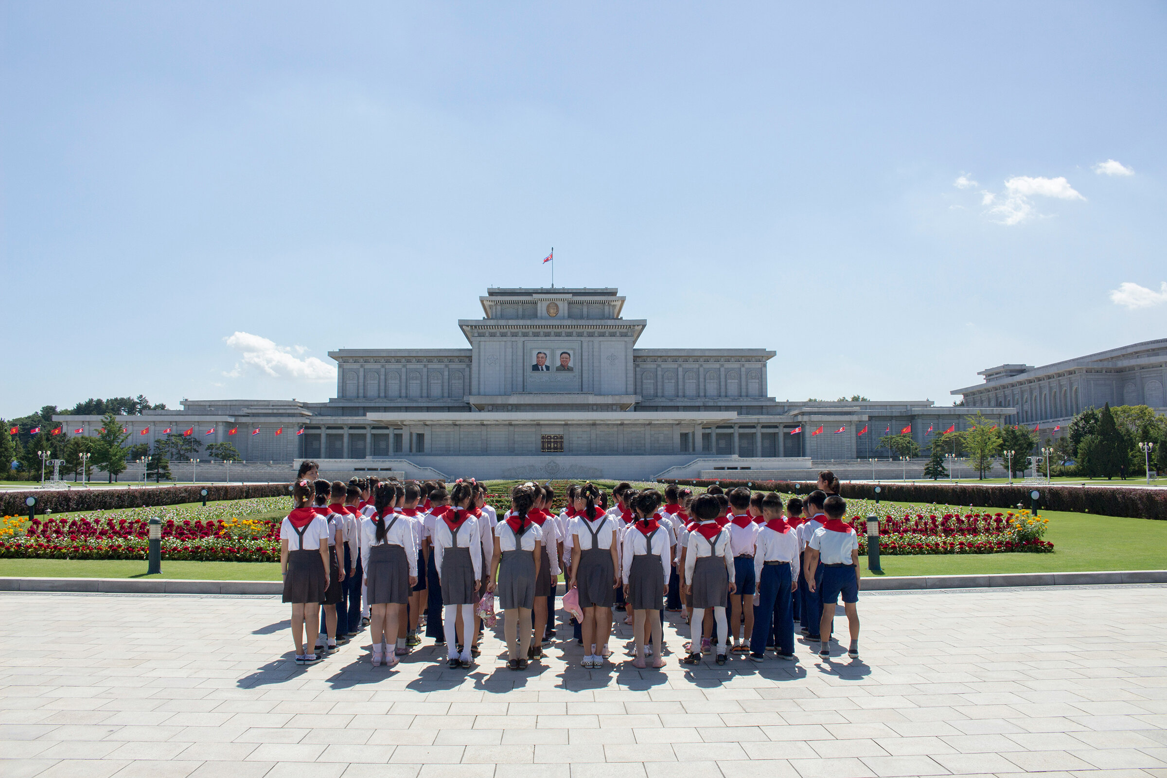 Кымсусанский дворец Солнца в Пхеньяне — мавзолей Ким Ир Сена и Ким Чен Ира, он входит в обязательную программу всех туров по Северной Корее.