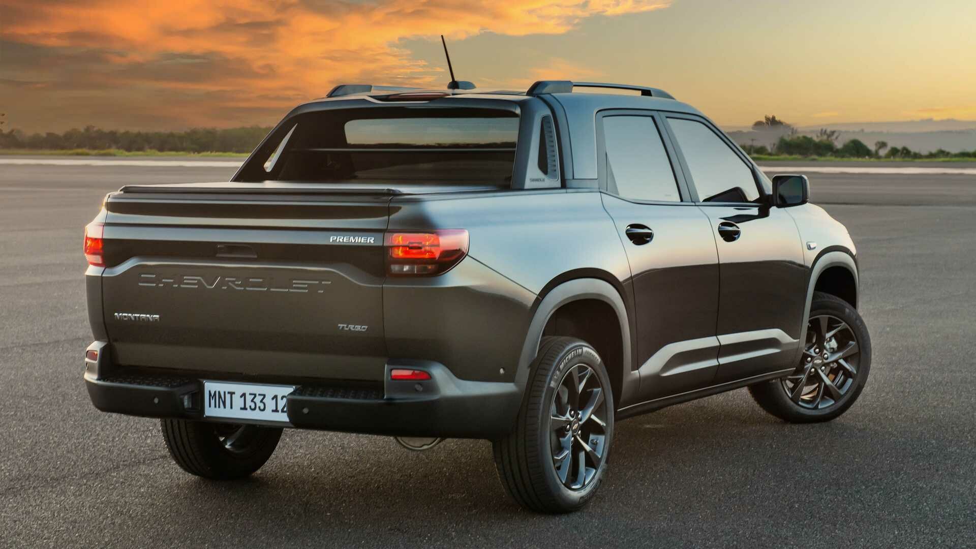 Санында татуировкасы бар порноактриса