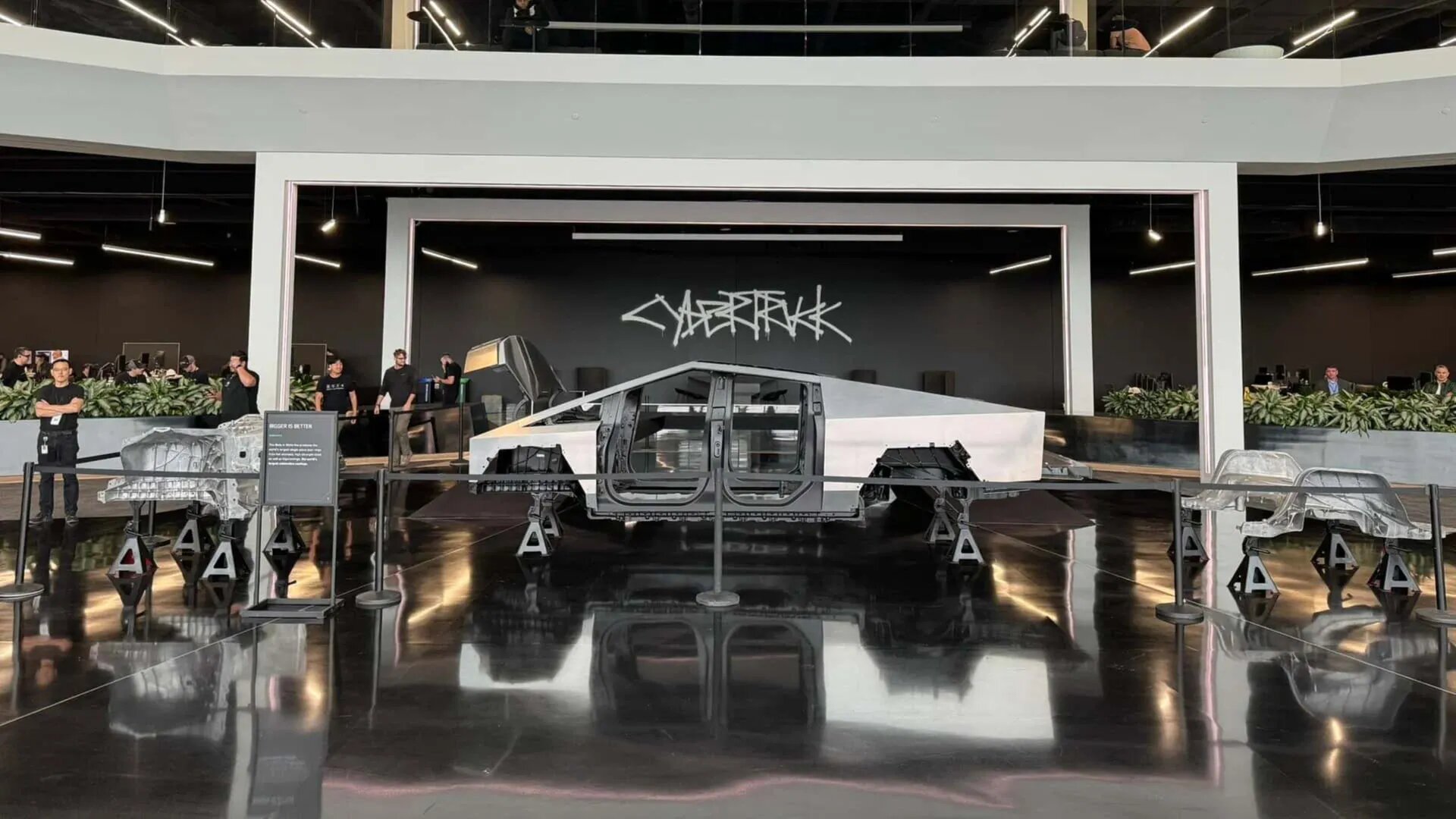 Новые электропикапы Tesla Cybertruck уже начали ржаветь