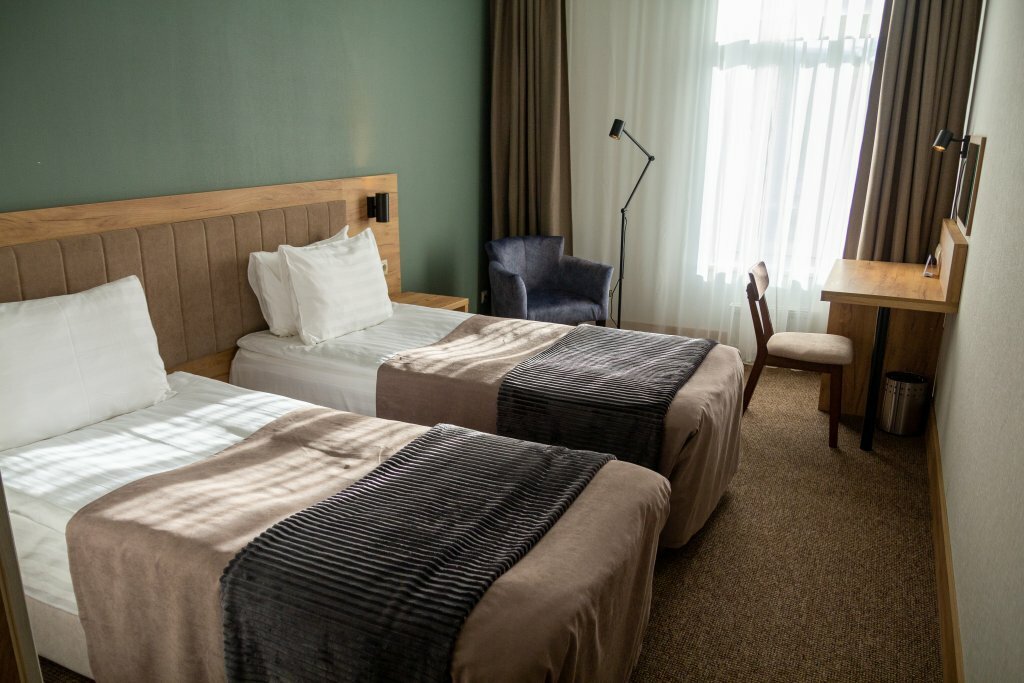 Пример стандартного номера для двоих человек: в трёхзвездочном отеле такая комната будет больше и обставлена лучше, чем эконом, но размещаться тоже может в цоколе или выходить окнами во двор.