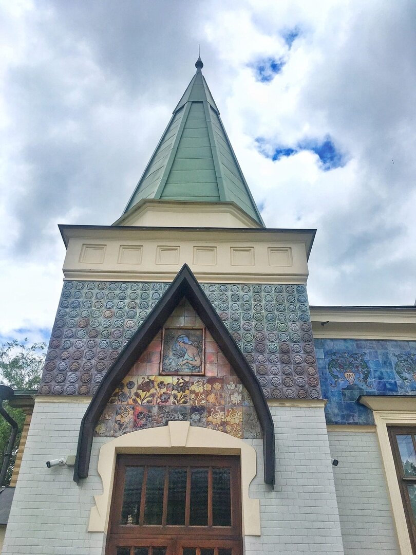 Авторство мозаики на фасаде музея приписывают Врубелю

