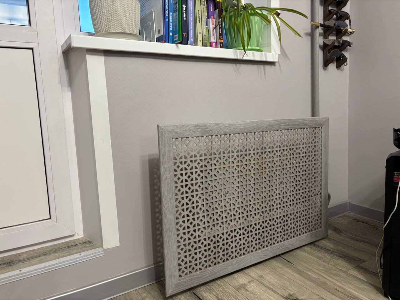 Как спрятать несимпатичный радиатор отопления, если его нельзя поменять