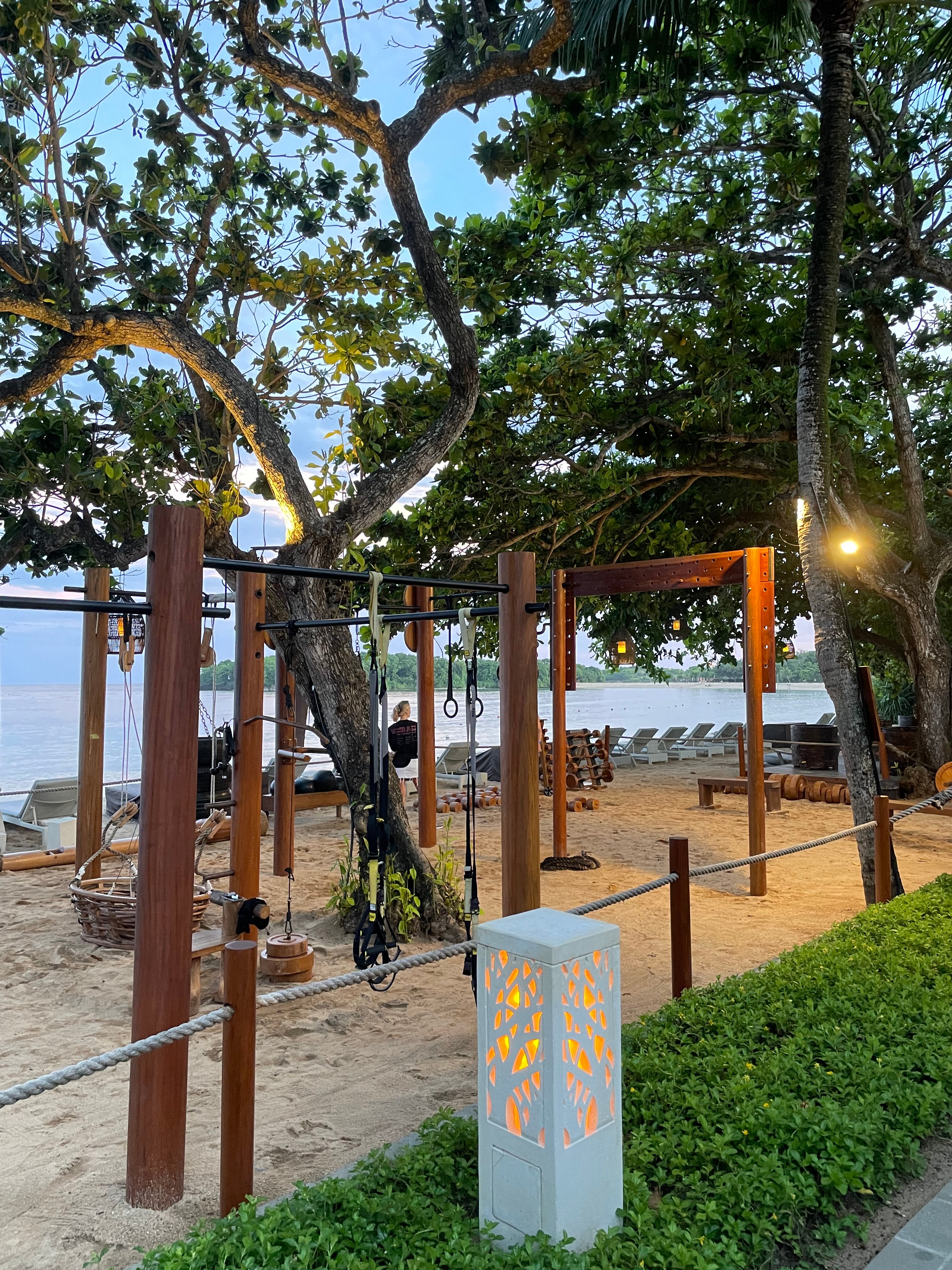 Спортплощадка на берегу.