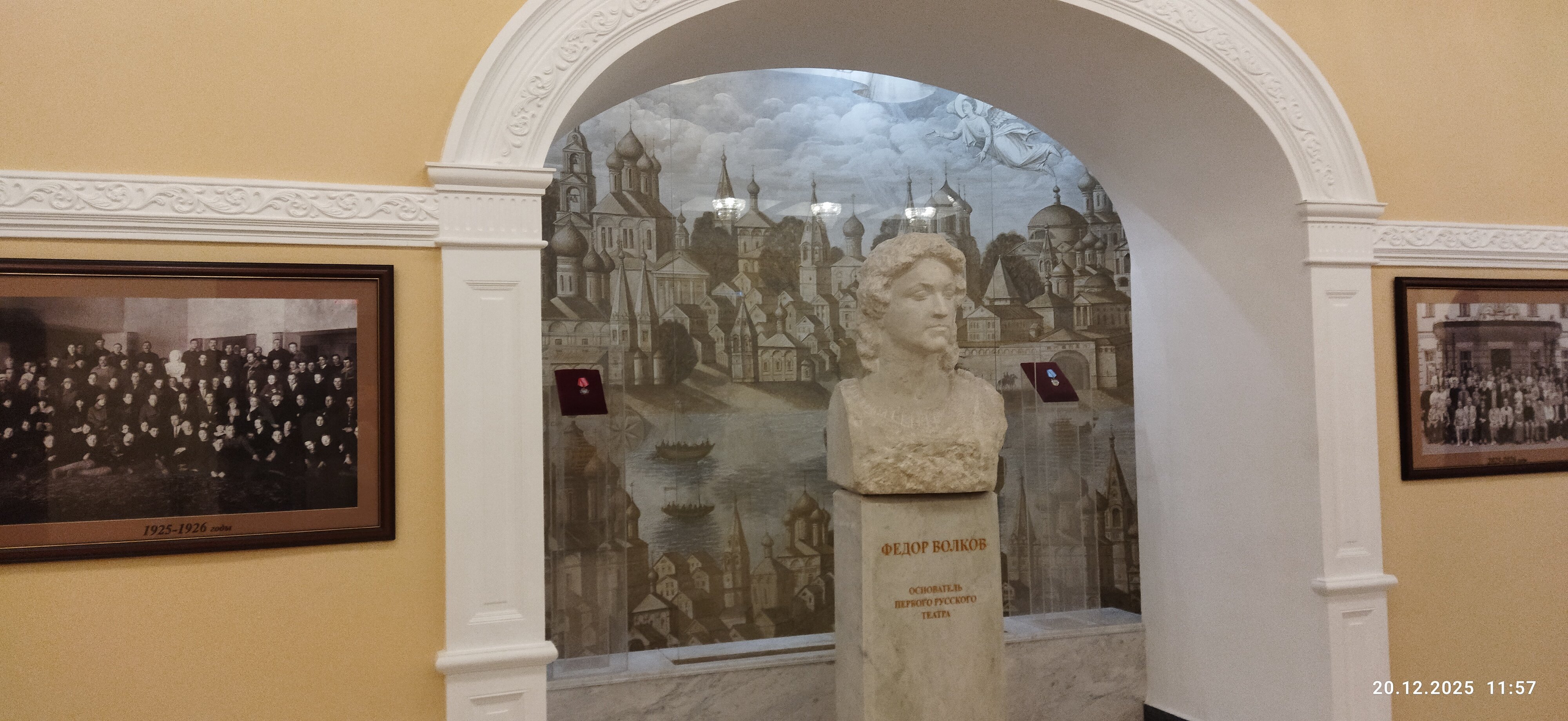 Фойе театра




