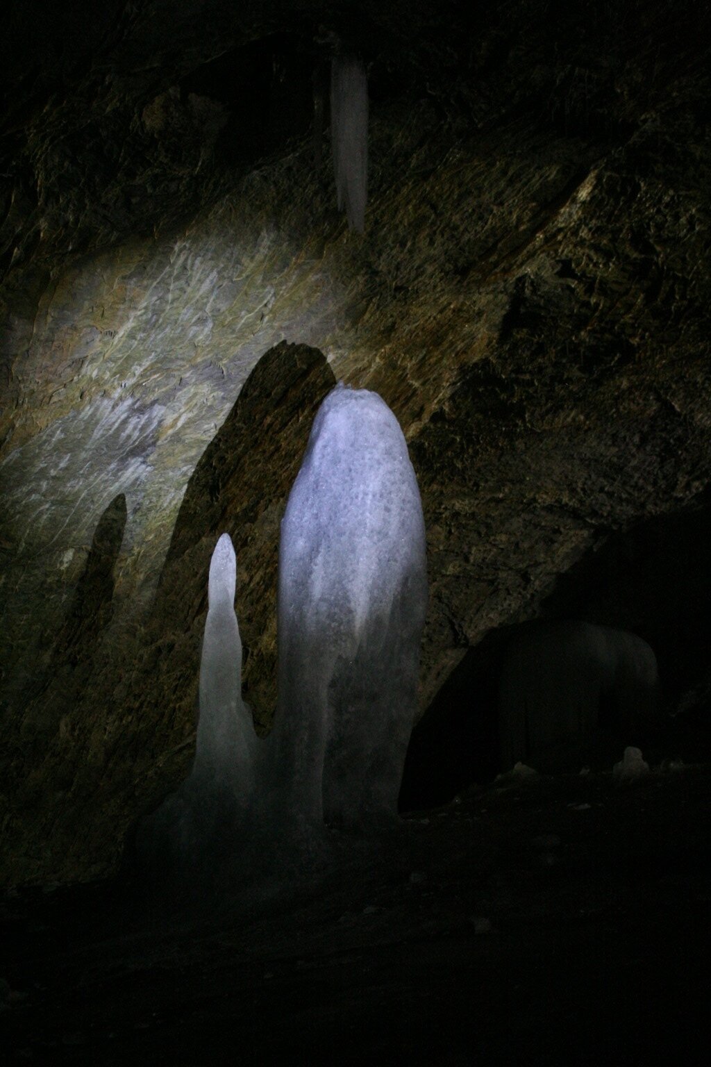 В Аскинской пещере в Башкирии выросли ледяные «арт-объекты»