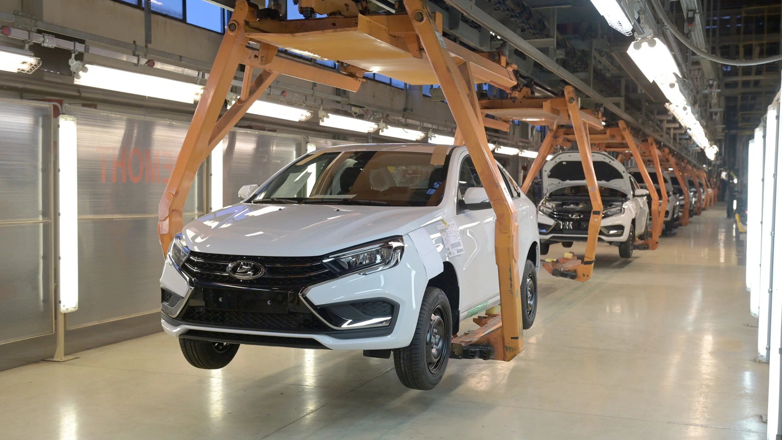 АвтоВАЗ остановил производство нескольких версий Vesta, включая все кросс-седаны