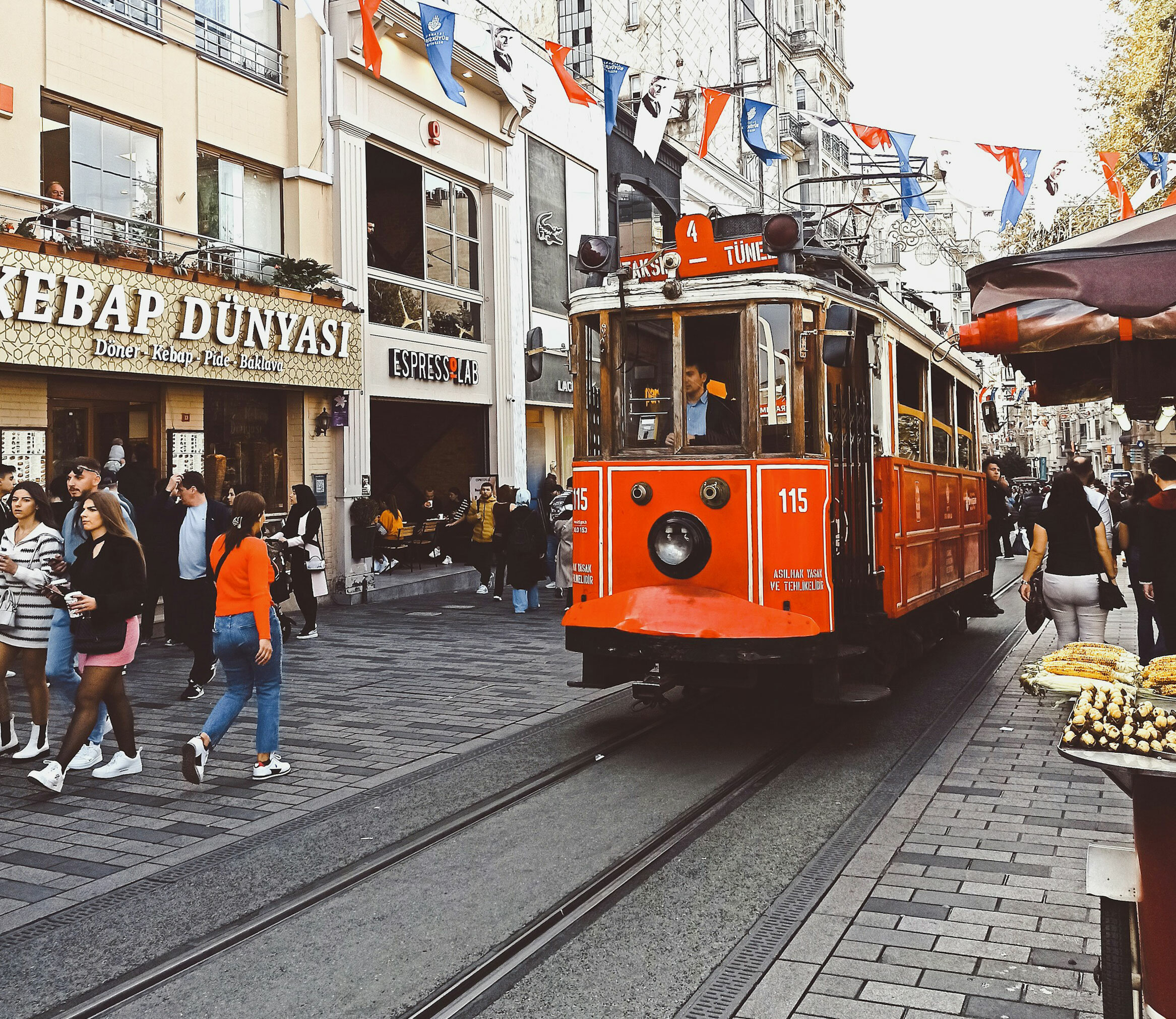 Современные стамбульские трамвайчики выглядят очень колоритно.