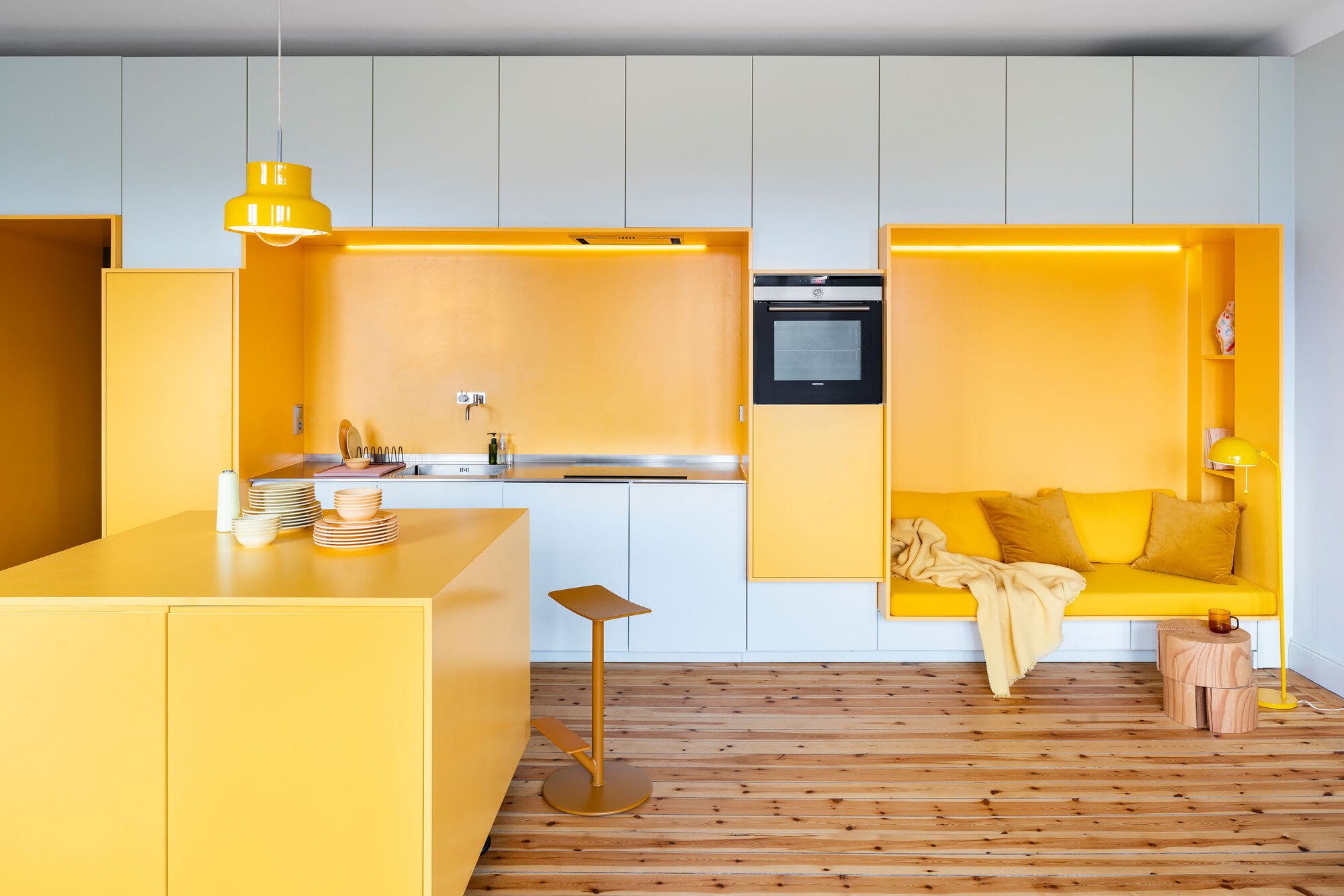 Жёлтые апартаменты с чувством глубины: яркий фотопост