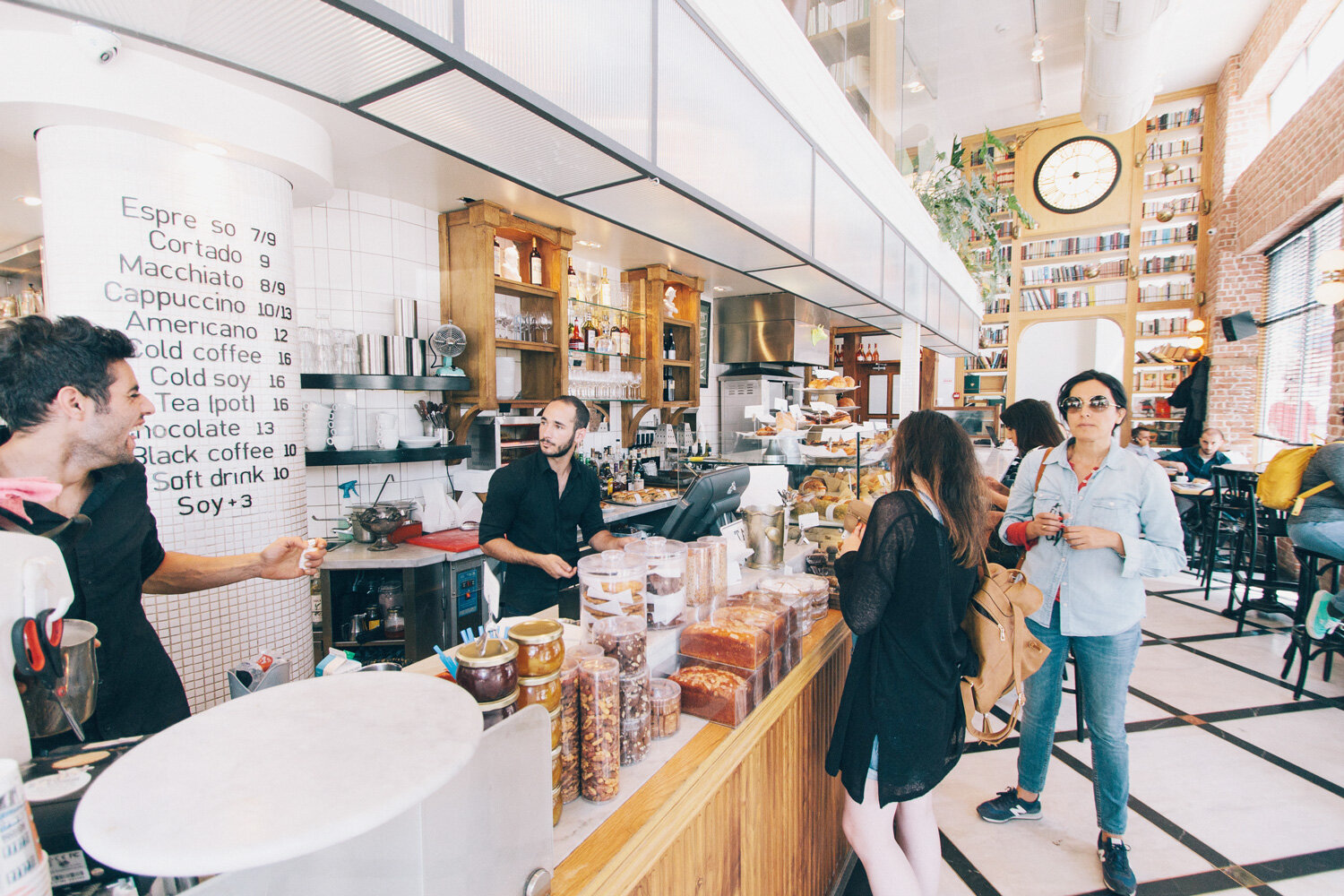 Как искать правильные бары, кофейни и рестораны в небольших городах: инструкция