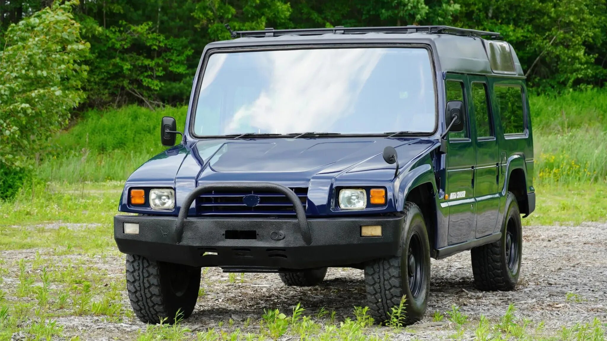 В продаже появился уникальный внедорожник Toyota Mega Cruiser с высокой крышей