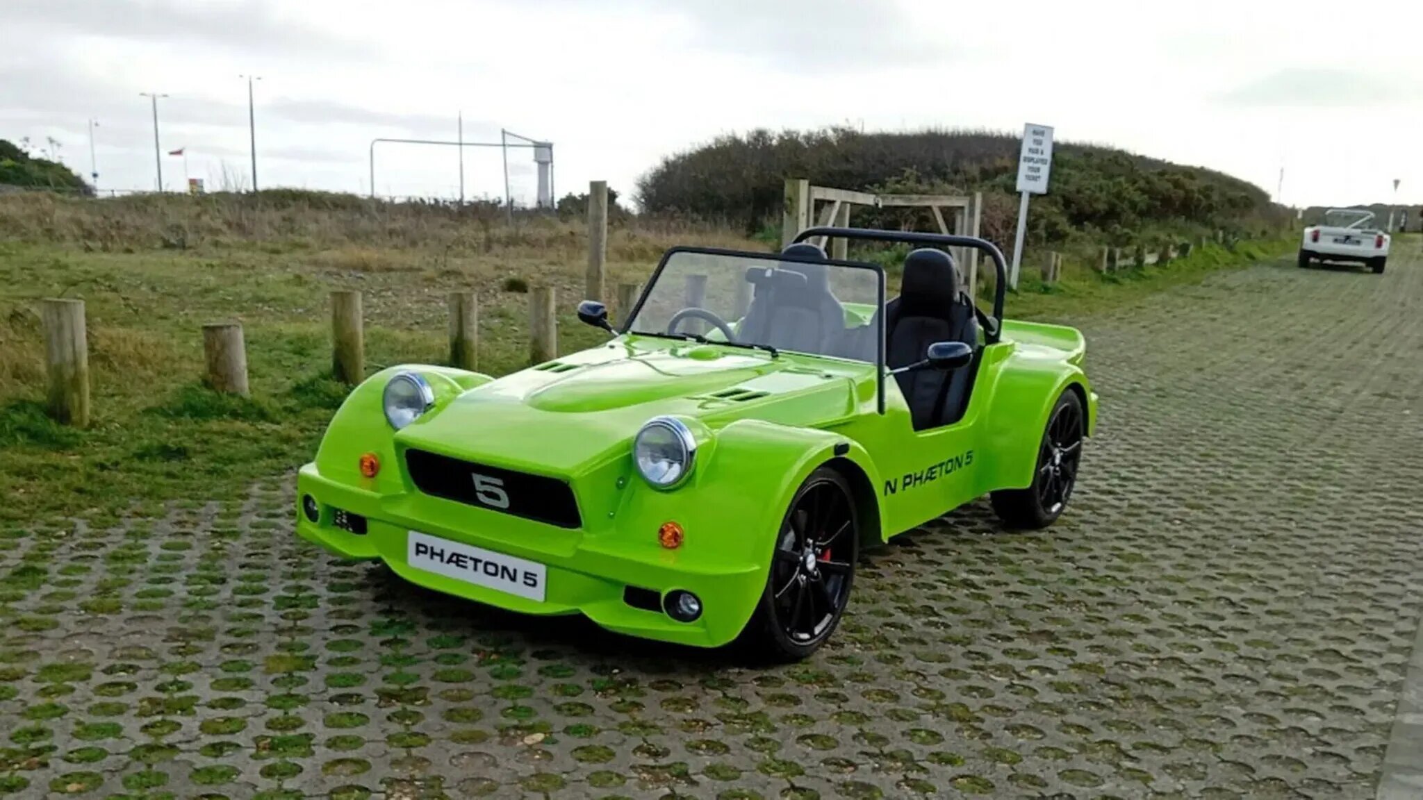 Фирма Dutton за миллион рублей превратит Mazda MX-5 в странное подобие Caterham