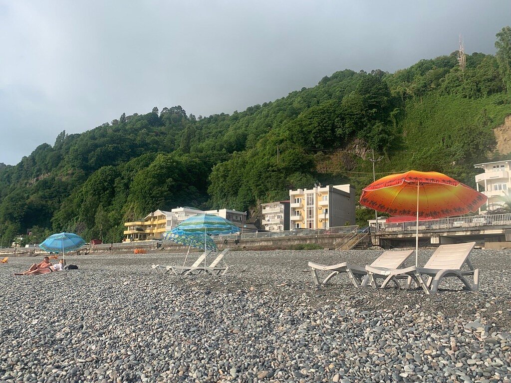 За аренду двух лежаков с зонтиком на пляже Сарпи придётся заплатить около 40 лари (1126 рублей)
