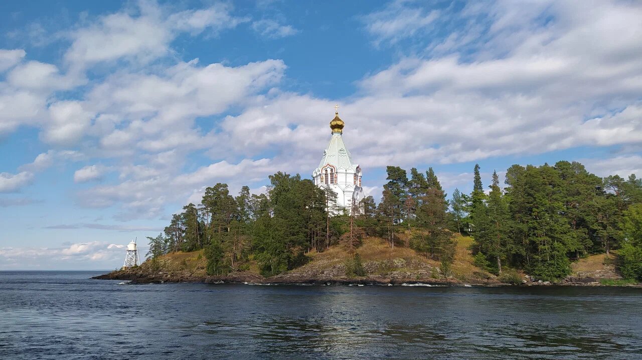 Туристов привлекают сосновые рощи, живописные бухты со скалистыми берегами и обзорные площадки с видом на Ладогу.
