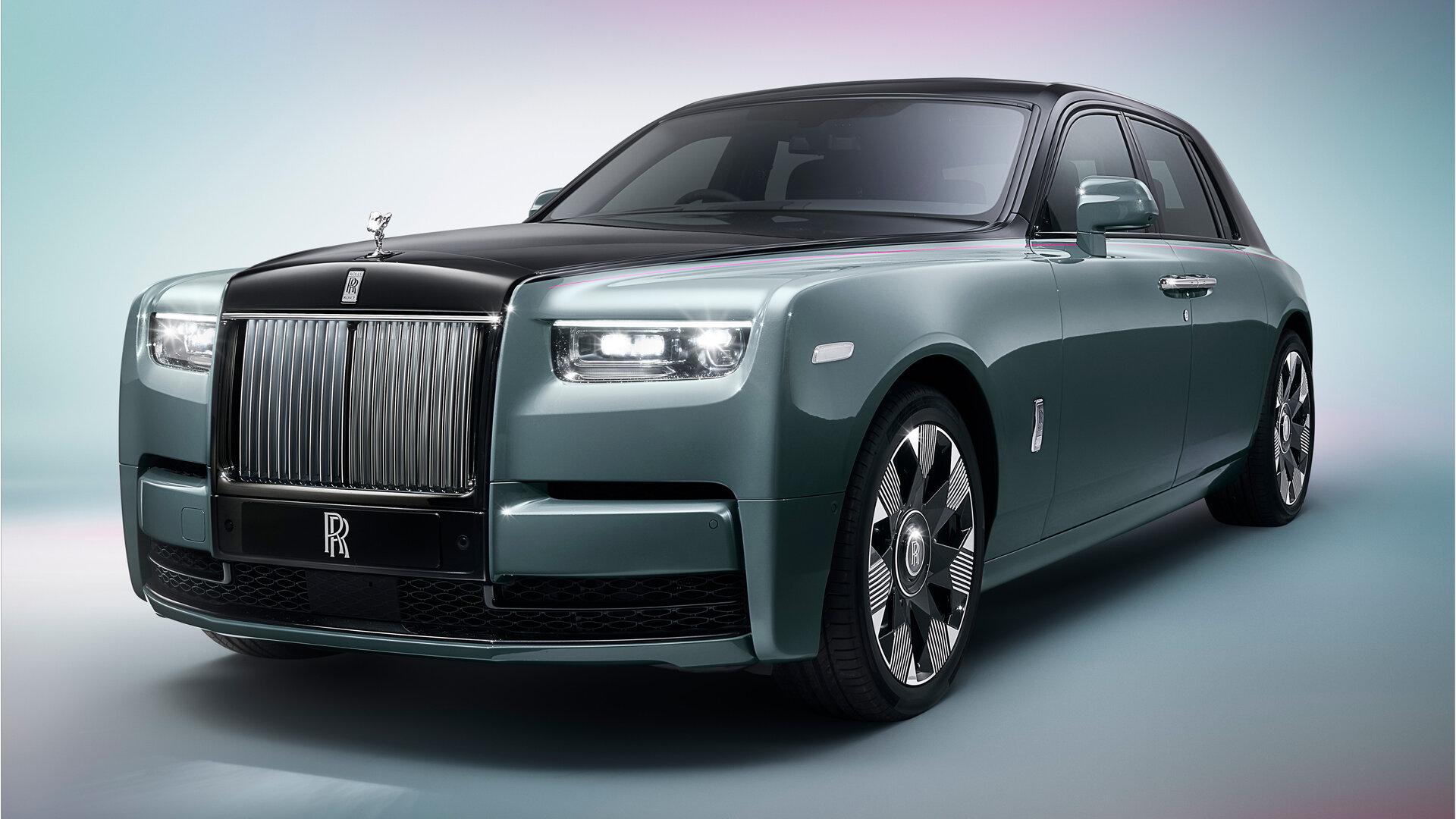 Представлен обновлённый Rolls-Royce Phantom: ретродиски и ткань вместо кожи