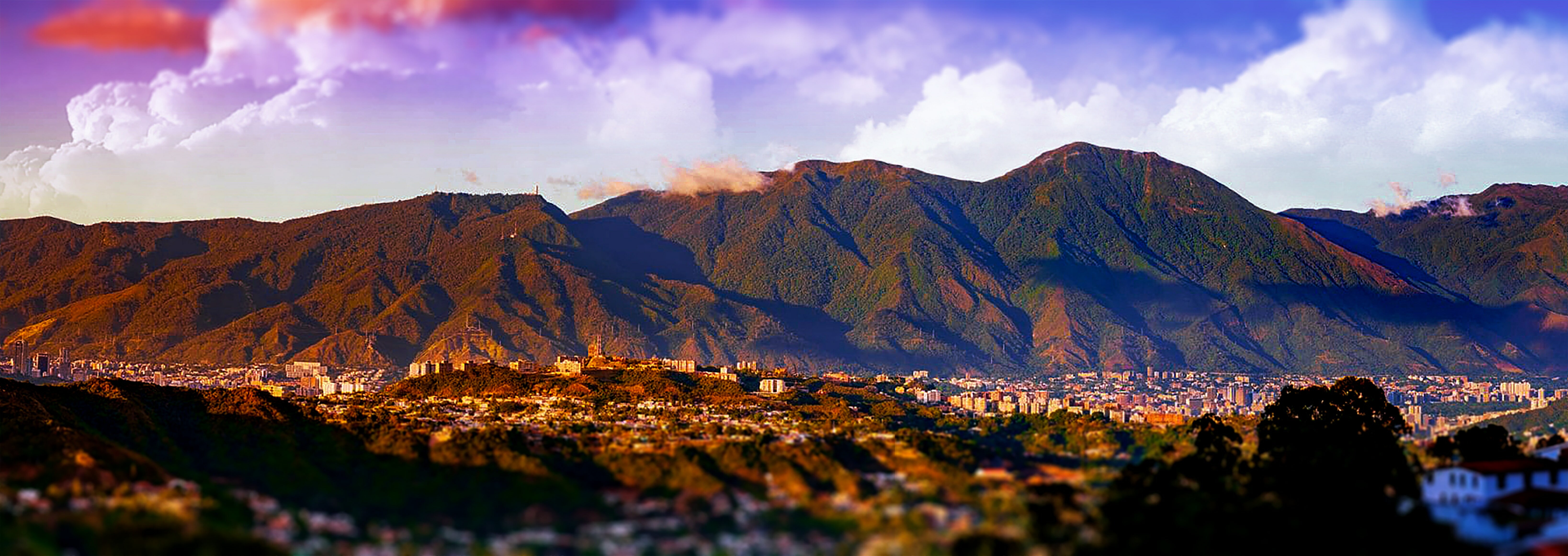 Каракас расположен в окружении гор, в 17 км от аэропорта Симона Боливара.