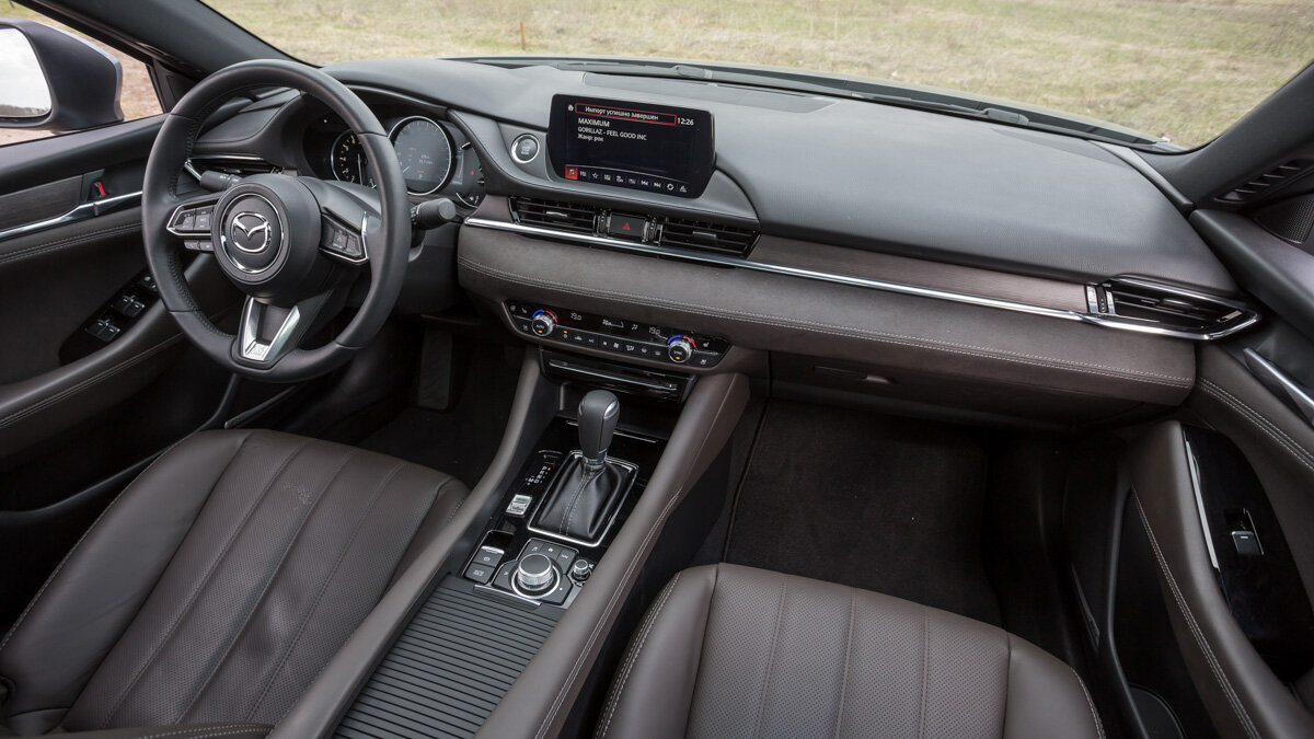 Mazda6: самый изысканный и самый качественный интерьер, одна отделка панели замшей чего стоит. Но экономия на кнопках порой создаёт неудобства, прежде всего при обращении к мультимедийке