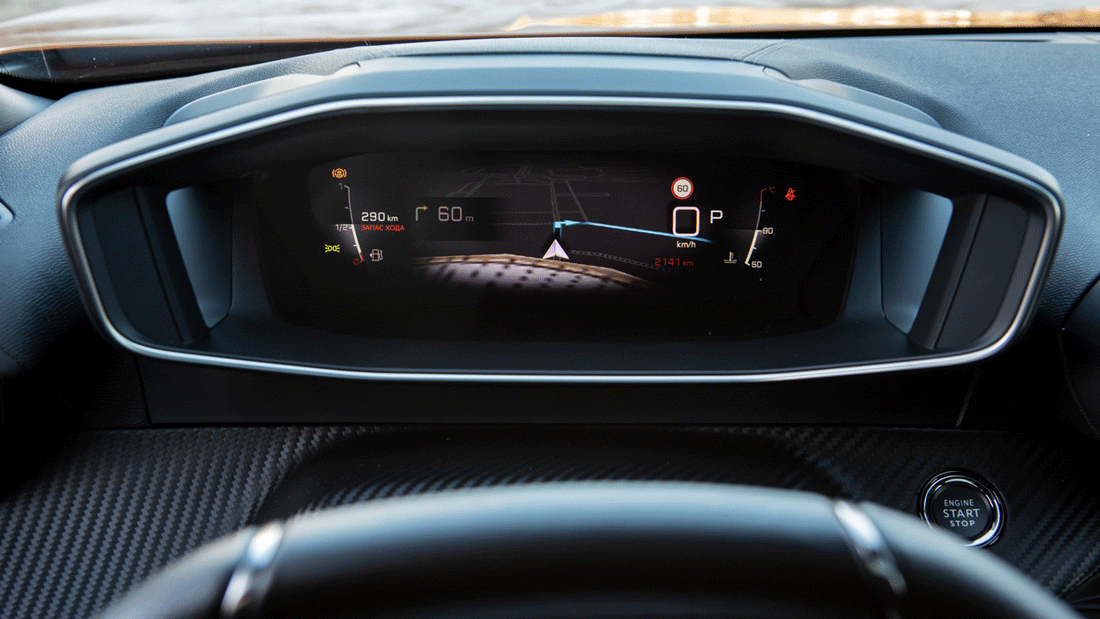 Прикольная 3D-приборка i-Cockpit появляется уже в средней комплектации Allure. Эффект объёмного изображения достигается за счёт двойного слоя, когда проекция на стекло совмещается с картинкой на внутреннем экране. Любоваться ей можно бесконечно. Предусмотрено несколько различных конфигураций — в том числе и с выводом карты навигации