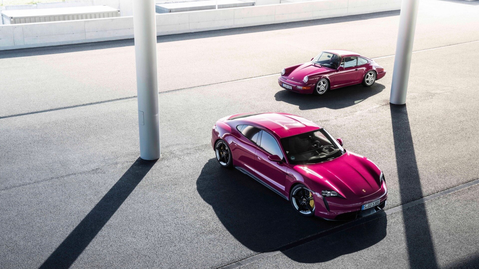 Самопарковка, дальнобойность и новые цвета: электрокар Porsche Taycan обновился