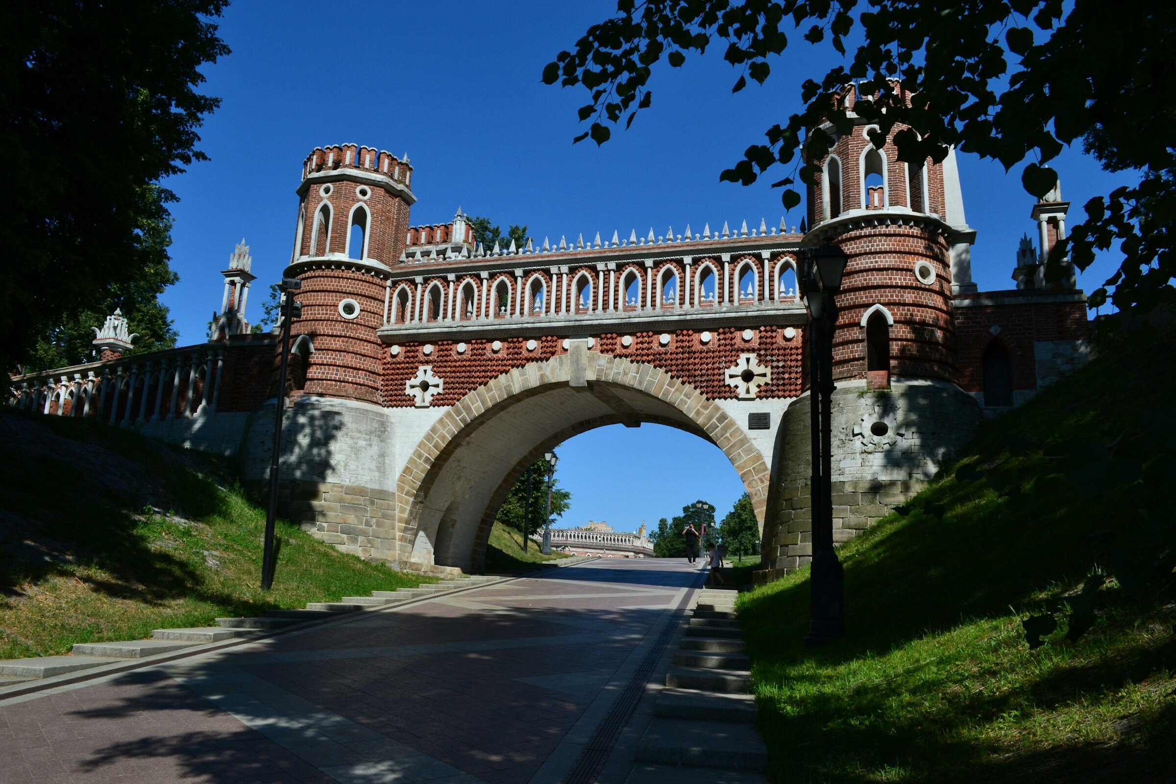 Фигурный мост — одно из любимых мест для фотосессий.