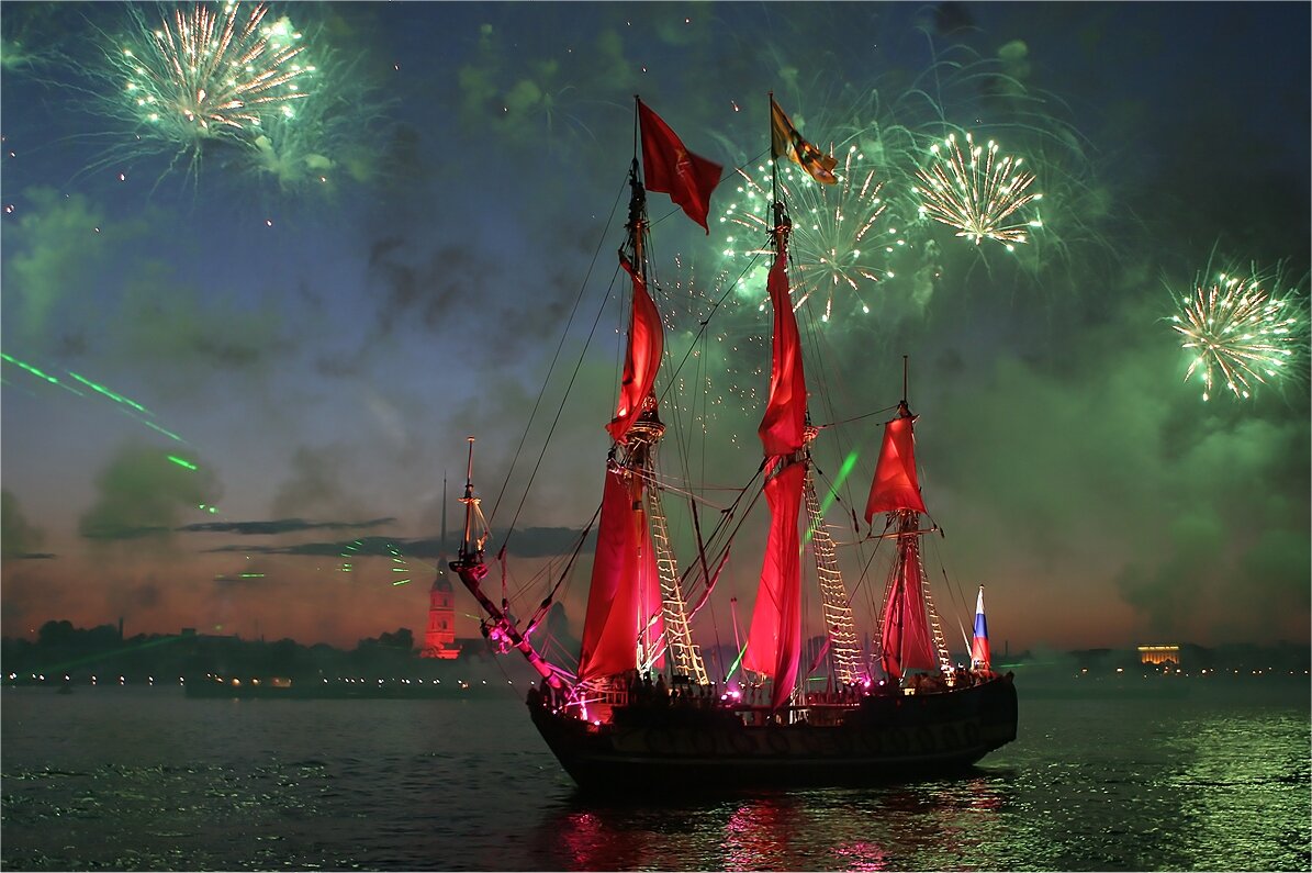 Понаблюдать за фестивалем «Алые паруса» и торжественным салютом можно с кораблей и теплоходов.