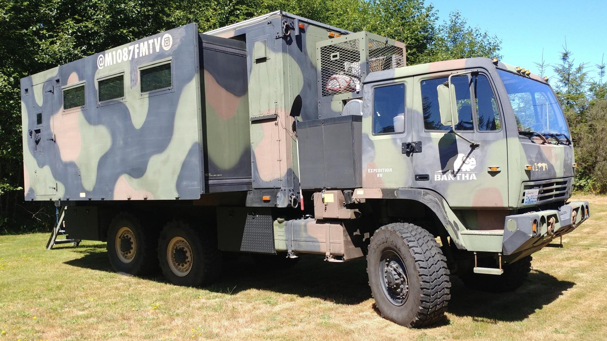 Американский армейский грузовик переделали в автодом и теперь продают