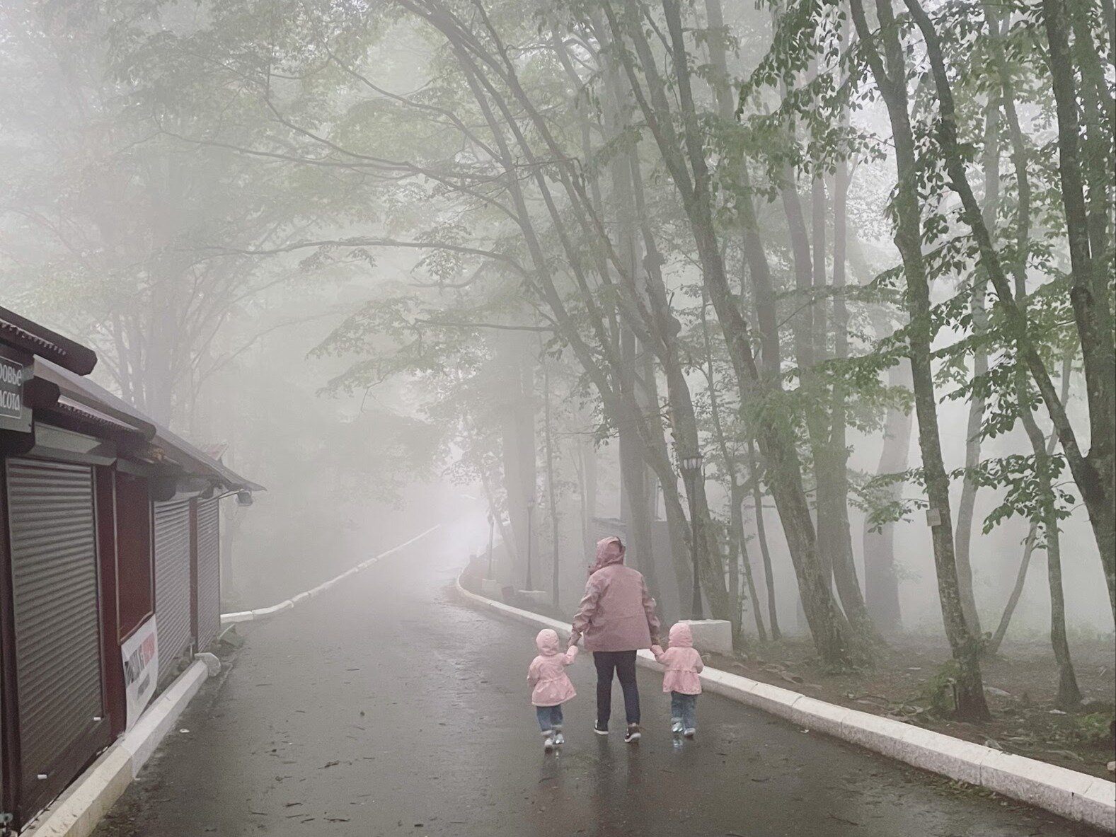 В мае при подъёме на Ахун вас может настигнуть туман.