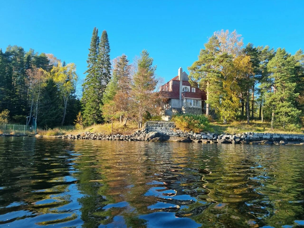 Рядом с дачей есть парковка и причал.