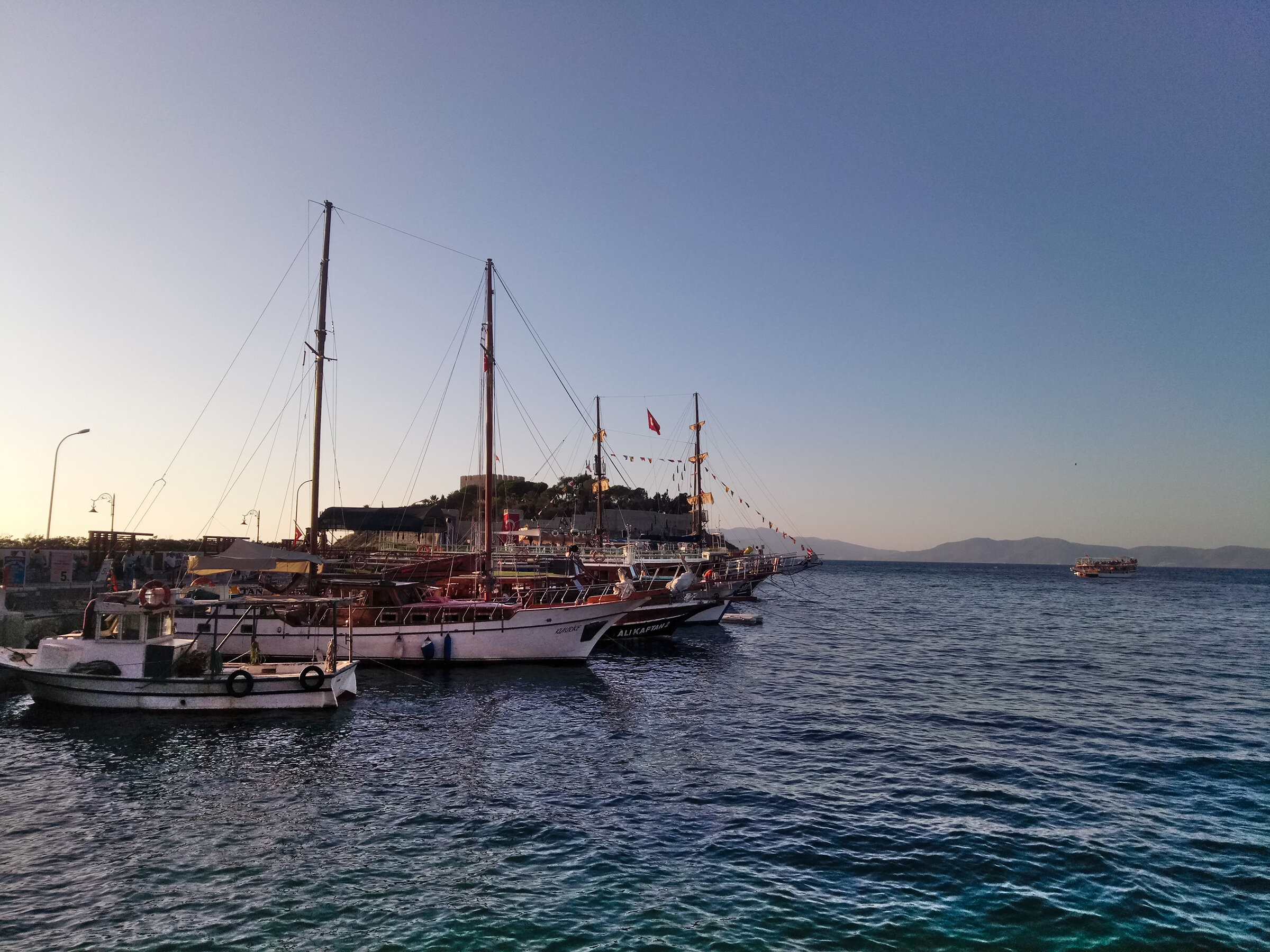 Из порта Кушадас отправляются не только экскурсионные яхты, но и паромы в Грецию.