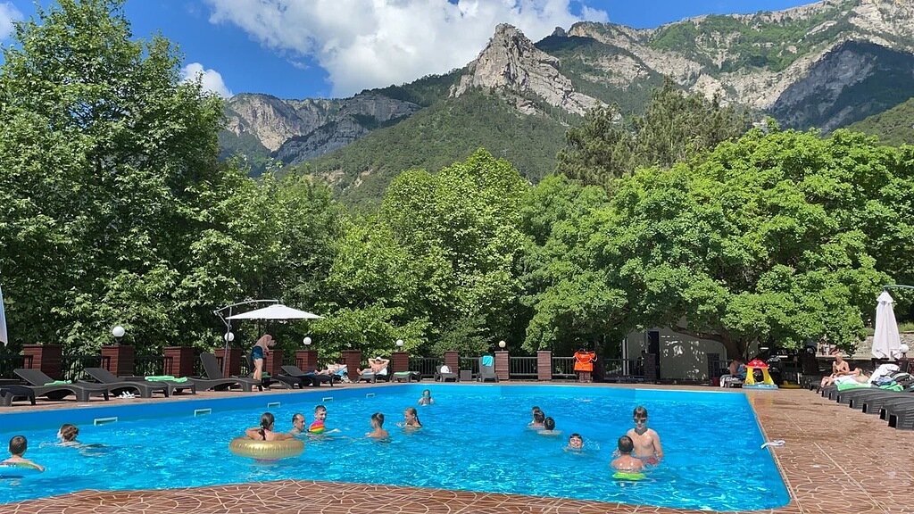 Круглый год для гостей открыт подогреваемый бассейн и
термальная зона с гидромассажным бассейном.