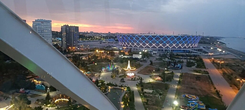 В Центральном парке культуры и отдыха работает колесо
обозрения, откуда открывается прекрасный вид на город.