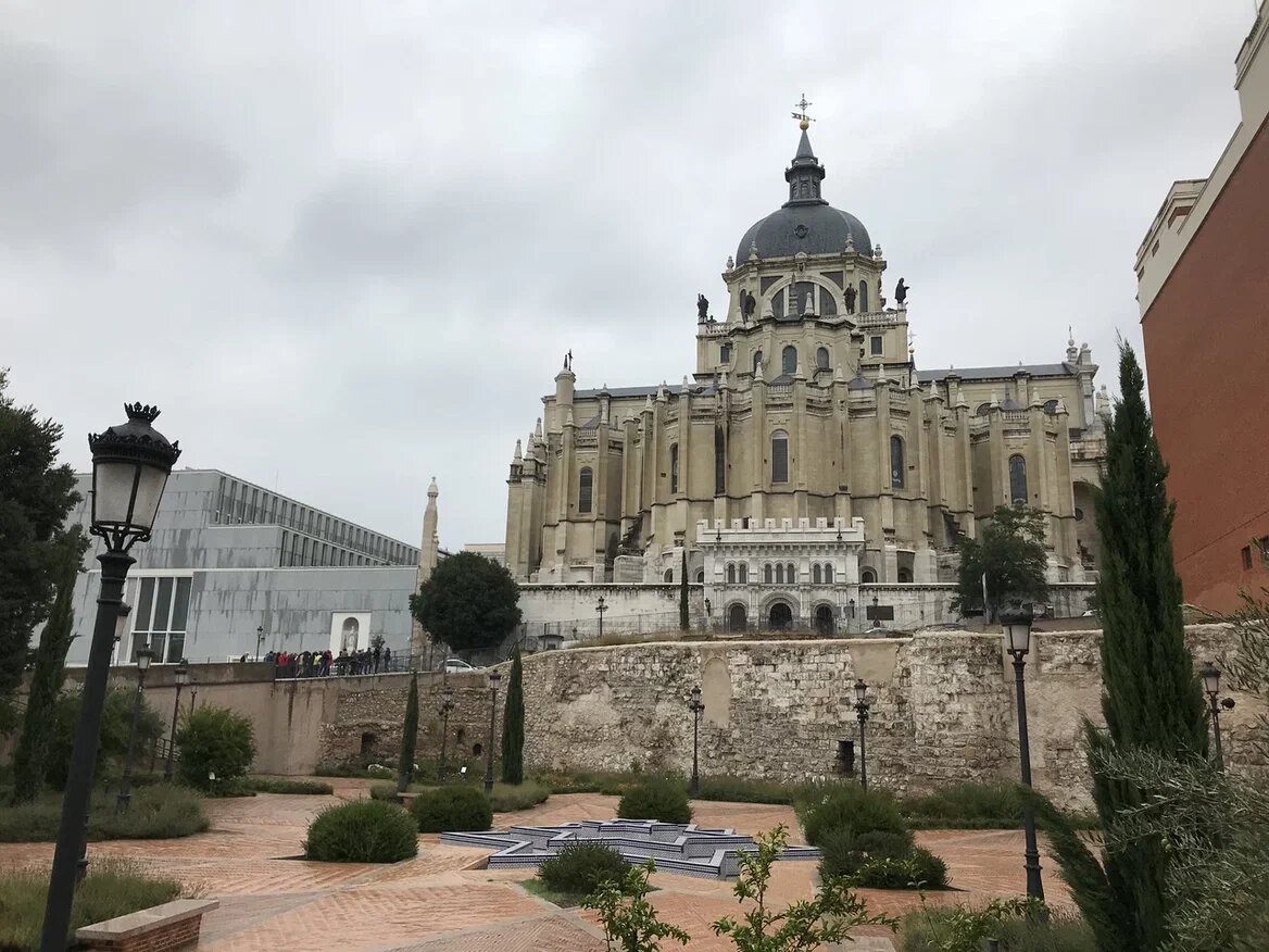 Собор Альмудена (на заднем плане) и парк Эмир Мохаммед I с
частично сохранившейся крепостной стеной
