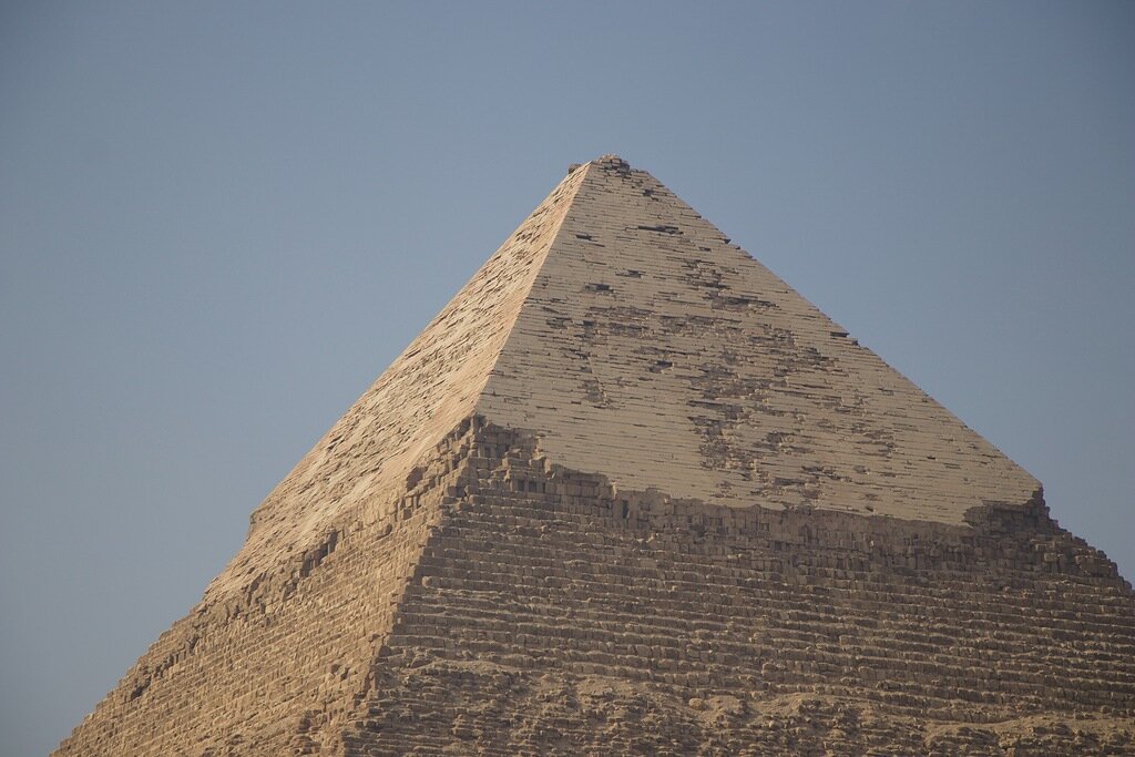 Пирамида Хефрена сохранила часть первоначальной облицовки на
вершине.