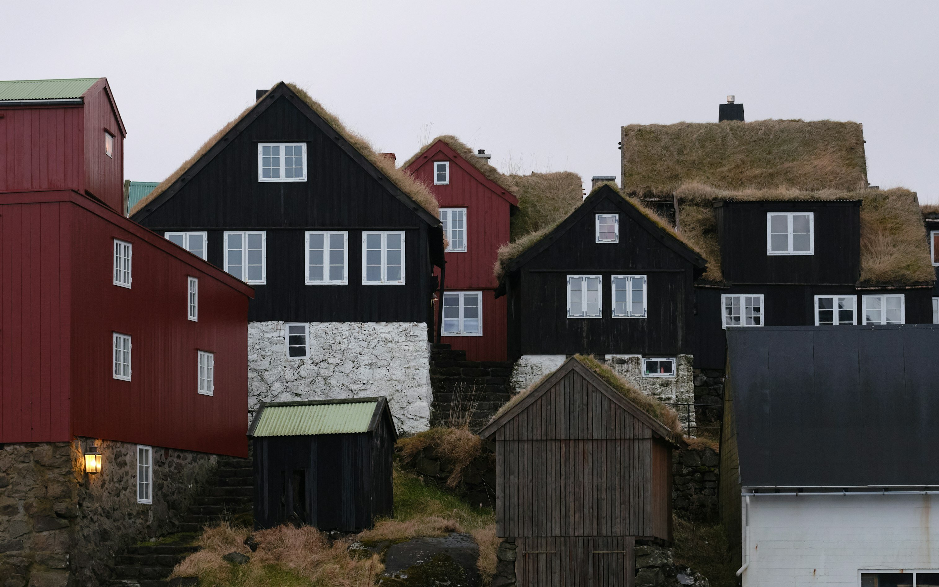 Ещё одно интересное место в Торхсавне — район Тинганес, застроенный подлинными деревянными зданиями XVI–XVIII веков.