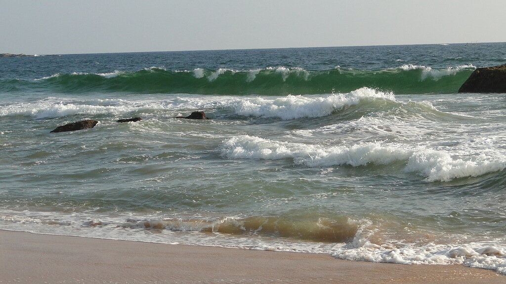 Следует помнить, что
побережье Хиккадувы не подходит для отдыха с детьми или обучения плаванию.