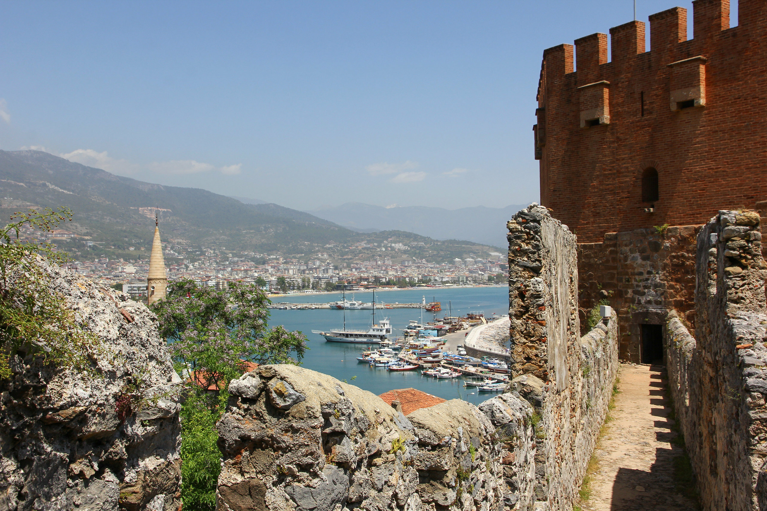 Аланья — курортный город, в котором, кроме пляжей и красивых видов на море, есть большое количество достопримечательностей.