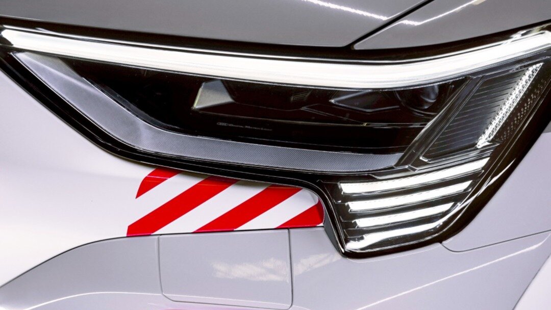 Audi показала тизеры (предположительно) обновлённого кроссовера e-tron