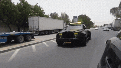 Первый в мире шестиколёсный Rolls-Royce Phantom показали на видео