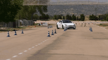Tesla Model S Plaid прошла лосиный тест лучше, чем Porsche Taycan