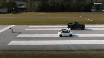 Видео: против пикапа Mercedes-Benz X-класса выставили хот-хэтч Fiat 500 от Abarth