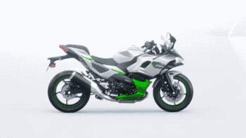 Компания Kawasaki показала первый в мире серийный гибридный мотоцикл