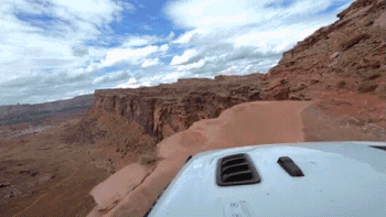 Экстремальный проезд на Jeep Wrangler по скалам пустыни Мохаве сняли на видео