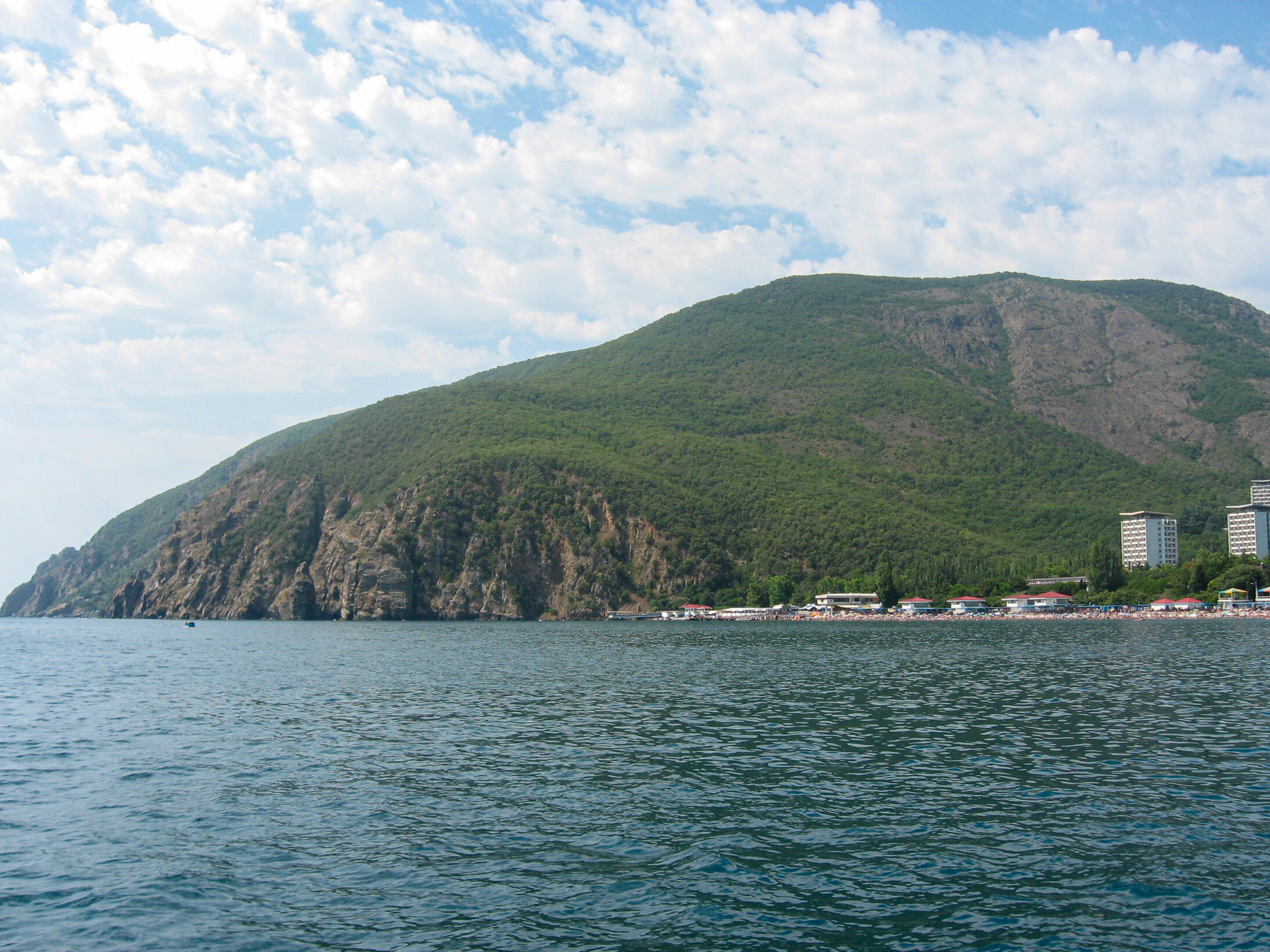 Осмотреть гору Аю-Даг можно с катера, а заодно искупаться в чистой воде.