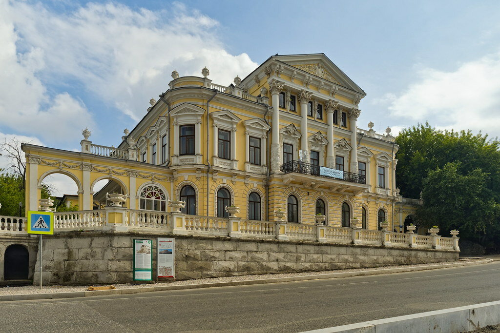 Дом
Мешкова — яркий пример архитектуры в стиле позднего классицизма.